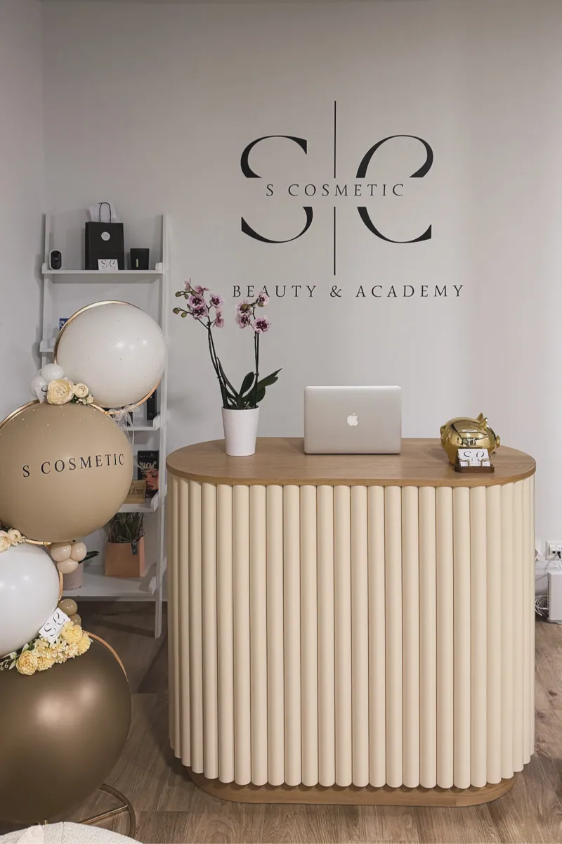 Empfang mit S-Cosmetic-Logo